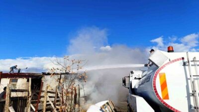 Kütahya’nın Seyitömer beldesinde bir ahırda çıkan yangın itfaiye ekiplerinin hızlı