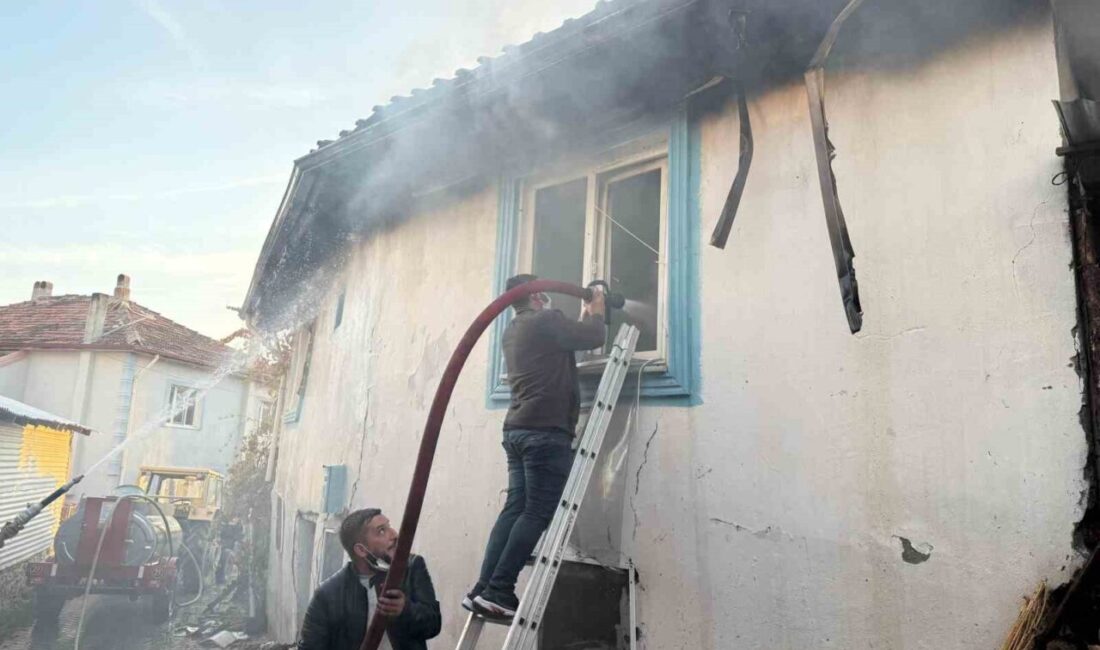 Kütahya’nın Hisarcık ilçesi Şeyhler köyünde çıkan yangında iki ev ve