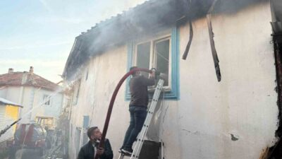 Kütahya’nın Hisarcık ilçesi Şeyhler köyünde çıkan yangında iki ev ve