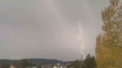 Kütahya’nın Tavşanlı ilçesinde öğle saatlerinde etkili olan sağanak yağmur, kısa