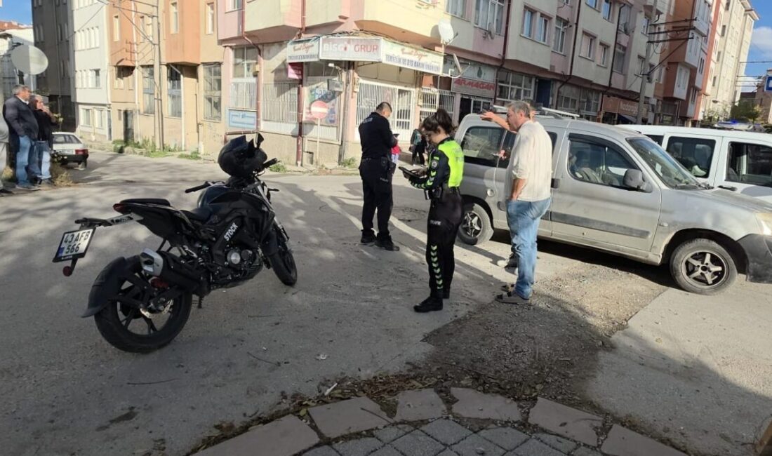 Kütahya’da hafif ticari araç ile motosikletin çarpışması sonucu meydana gelen