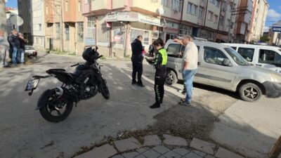 Kütahya’da hafif ticari araç ile motosikletin çarpışması sonucu meydana gelen