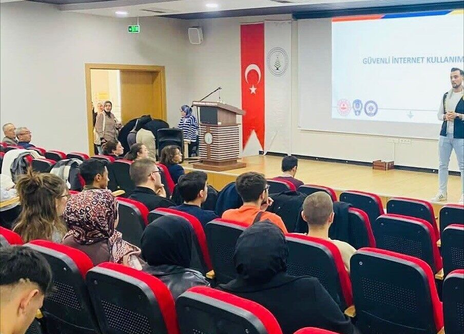 Kütahya İl Emniyet Müdürlüğünce, siber suçların önlenmesi, maddi ve manevi