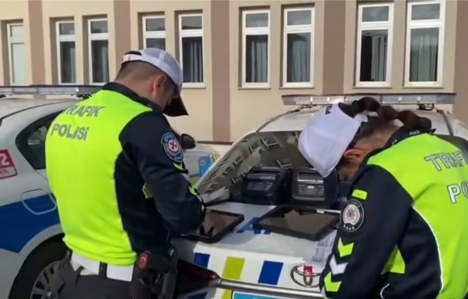 Kütahya İl Emniyet Müdürlüğü’ne bağlı trafik ekipleri, öğrencilerin güvenli taşınmasını