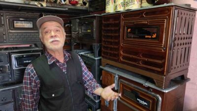 Kütahya’nın Hürriyet Caddesi’nde babadan kalma sobacılık ve kuzine satışı mesleğini