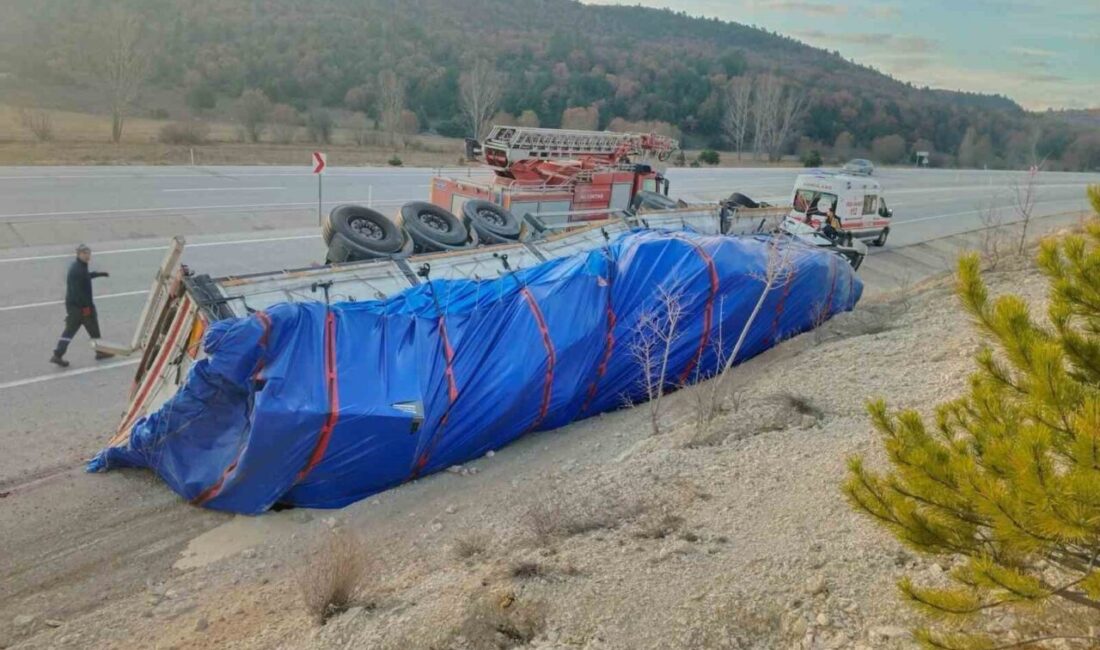 Kütahya’nın Altıntaş ilçesinde kontrolden çıkan tırın devrilmesi sonucu meydana gelen
