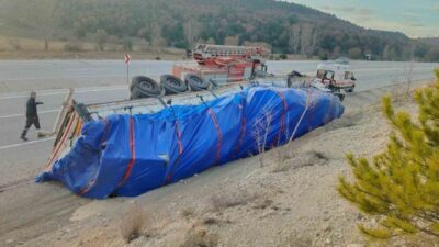 Kütahya’nın Altıntaş ilçesinde kontrolden çıkan tırın devrilmesi sonucu meydana gelen
