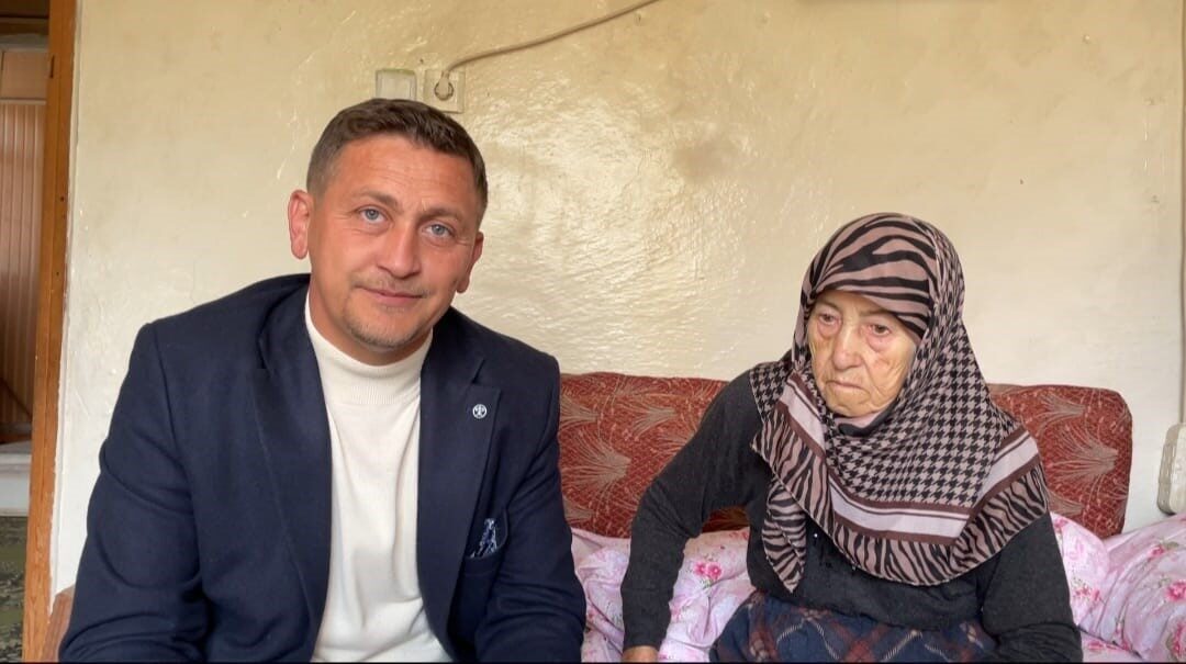 Kütahya’nın Karaağaç köyünde 2 yaşlı vatandaşa GPS takip cihazı takıldı.