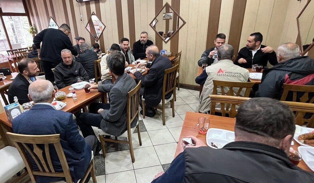 AK Parti Kütahya Milletvekili İsmail Çağlar Bayırcı, Balıklı Caddesi esnaflarıyla