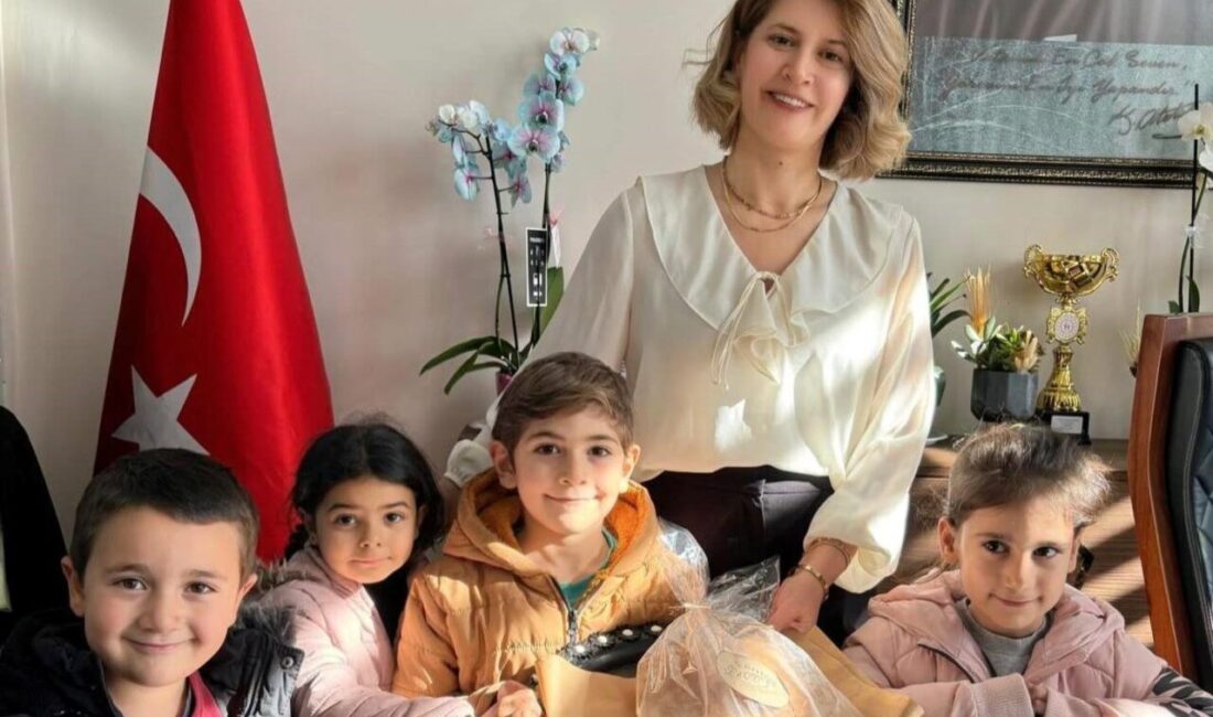 Kütahya’da bulunan Altıntaş Anaokulu’nun öğrencileri, velileriyle birlikte hazırladıkları ev ekmeklerini