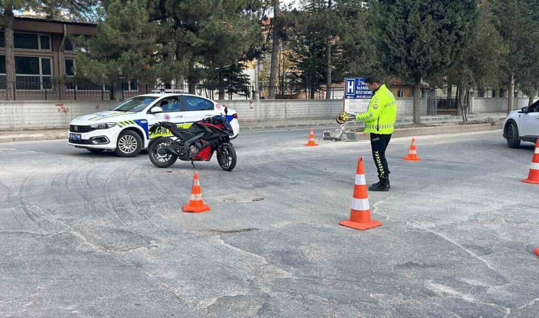 Kütahya’nın Tavşanlı ilçesinde otomobille çarpışan motosikletin sürücüsü yaralandı. Yaralı sürücü,