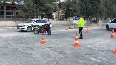 Kütahya’nın Tavşanlı ilçesinde otomobille çarpışan motosikletin sürücüsü yaralandı. Yaralı sürücü,