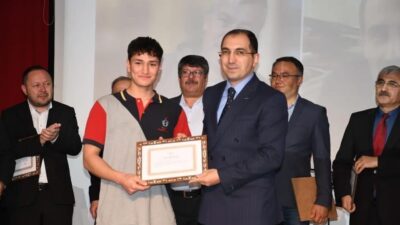 Kütahya’nın Tavşanlı ilçesinde Öğretmenler Günü dolayısıyla düzenlenen anma programı duygusal