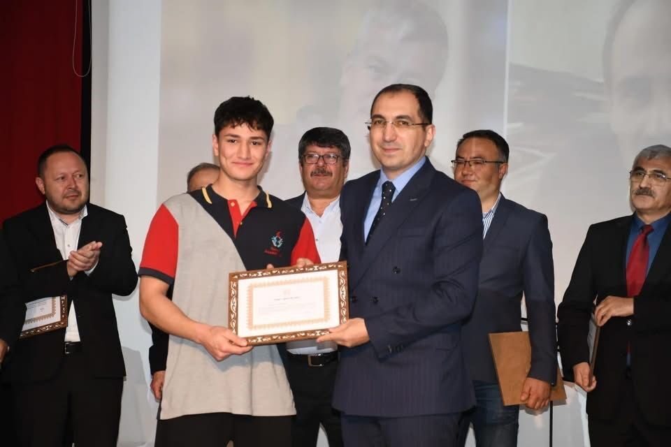 Kütahya’nın Tavşanlı ilçesinde Öğretmenler Günü dolayısıyla düzenlenen anma programı duygusal