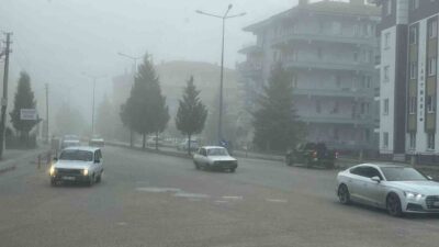 Kütahya’nın Tavşanlı ilçesinde yoğun sis, günlük yaşamı olumsuz etkiliyor. Özellikle