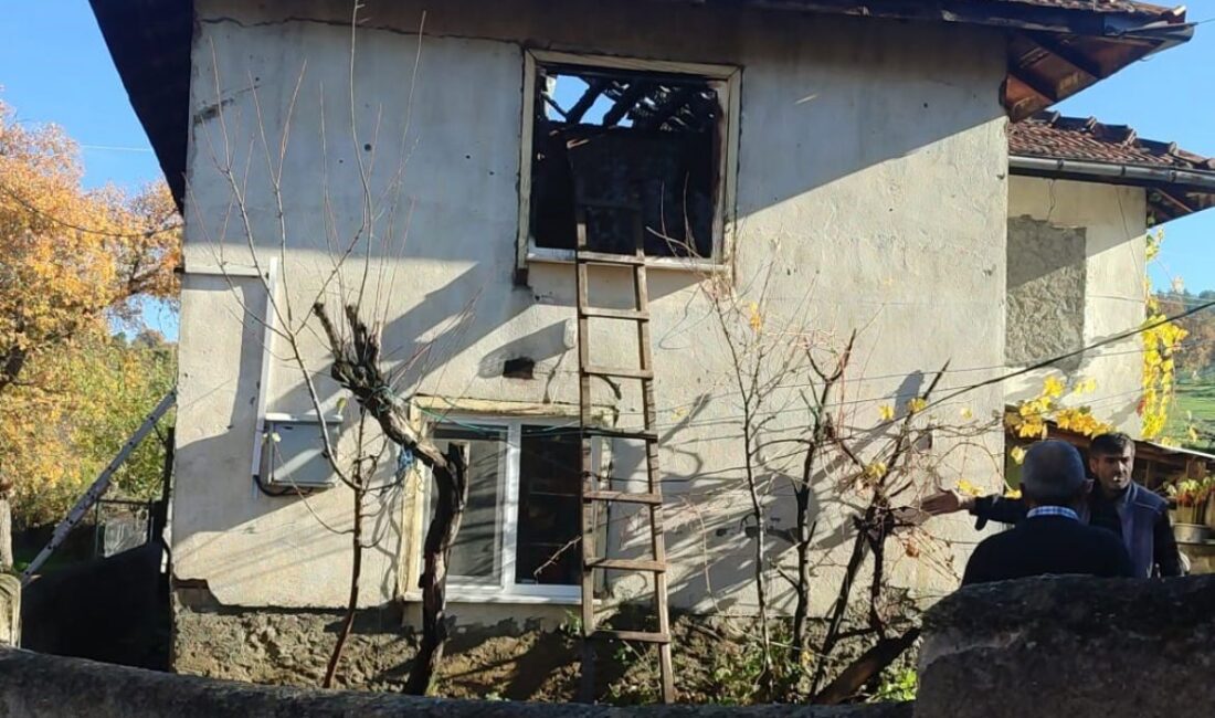 Kütahya’nın Tavşanlı ilçesinde iki katlı ahşap evde çıkan yangın, kısa