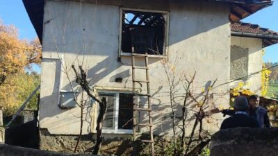 Kütahya’nın Tavşanlı ilçesinde iki katlı ahşap evde çıkan yangın, kısa