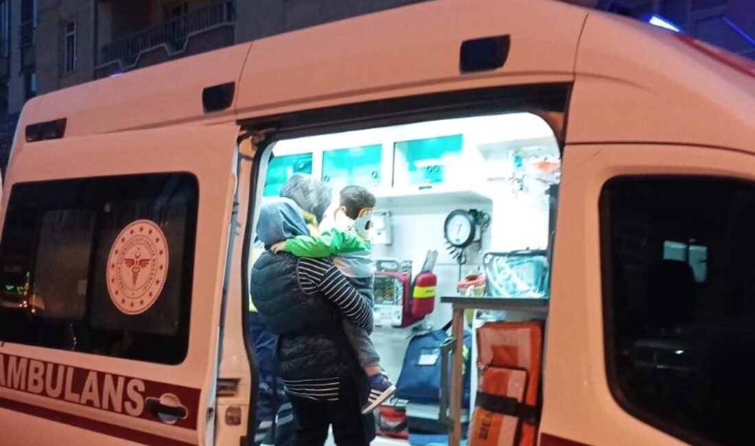 Kütahya’nın Tavşanlı ilçesinde meydana gelen trafik kazasında, motosikletin yayalara çarpması