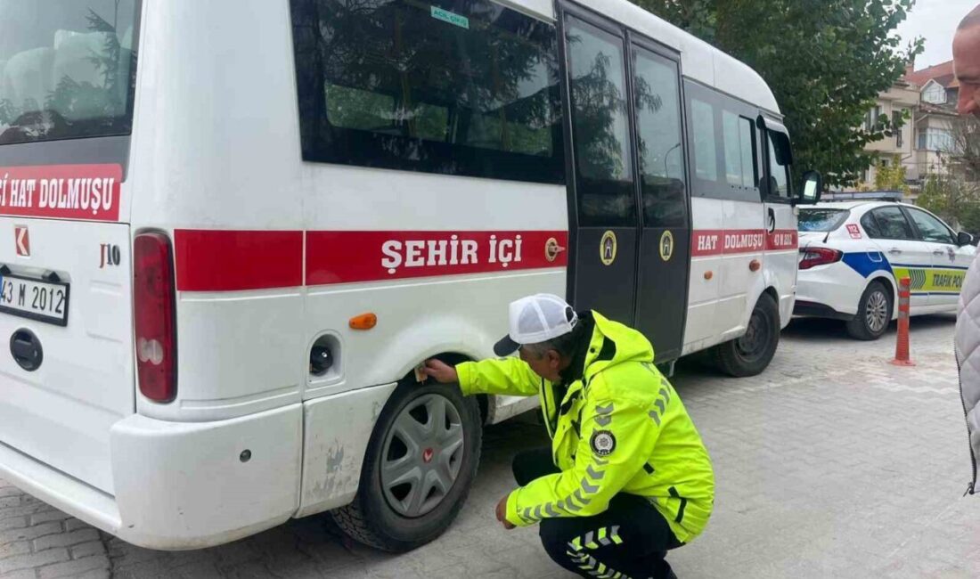 Kütahya’nın Tavşanlı ilçesinde, kış aylarının yaklaşmasıyla birlikte trafik ekipleri kışlık