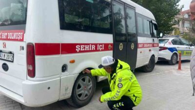 Kütahya’nın Tavşanlı ilçesinde, kış aylarının yaklaşmasıyla birlikte trafik ekipleri kışlık