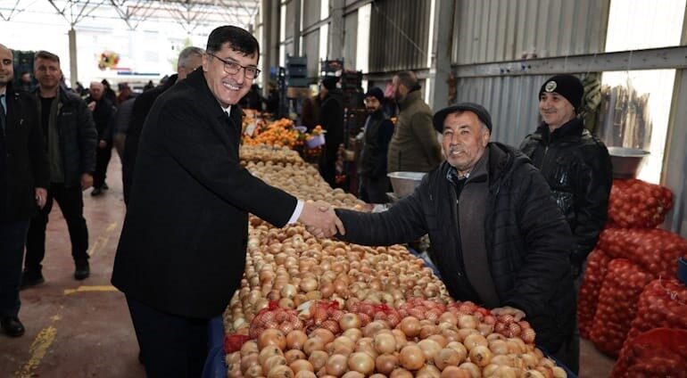 Kütahya Belediye Başkanı Eyüp Kahveci, Fatih Mahallesi Semt Pazarı’nı ziyaret