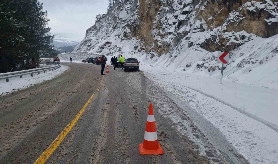 Kütahya’nın Domaniç ilçesi ile İnegöl’ü birbirine bağlayan karayolunda kar yağışı