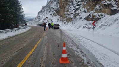Kütahya’nın Domaniç ilçesi ile İnegöl’ü birbirine bağlayan karayolunda kar yağışı