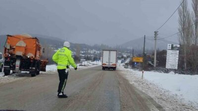 Kütahya’yı Bursa’ya bağlayan Domaniç Karayolu’nda mevsimin ilk karı etkisini gösterdi.