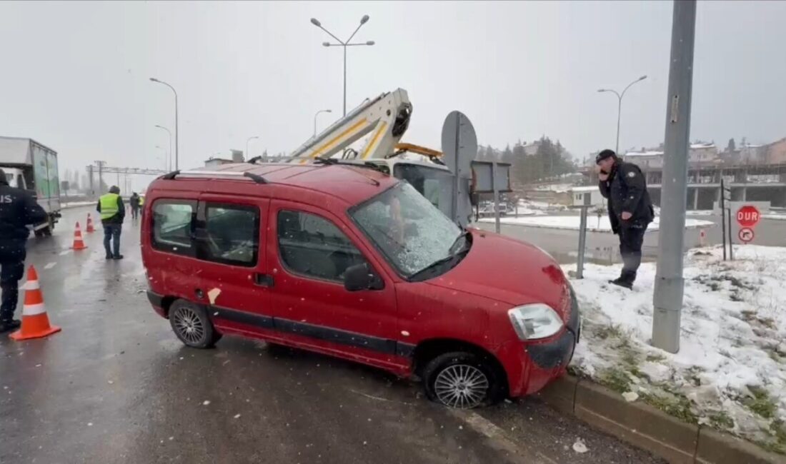 Kütahya’nın Domaniç ilçesinde iki aracın çarpışması sonucu meydana gelen trafik