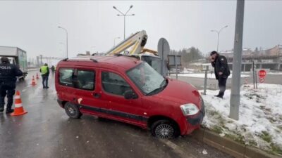 Kütahya’nın Domaniç ilçesinde iki aracın çarpışması sonucu meydana gelen trafik