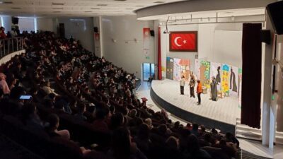 Kütahya Dumlupınar Üniversitesi (DPÜ) Eğitim Fakültesi öğrencileri, öğretim üyesi Prof.