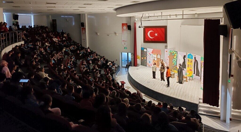 Kütahya Dumlupınar Üniversitesi (DPÜ) Eğitim Fakültesi öğrencileri, öğretim üyesi Prof.