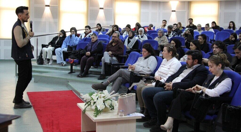 Kütahya Dumlupınar Üniversitesi Eğitim Fakültesinde, Polis Memuru Burak Akdoğan’ın konuşmacı