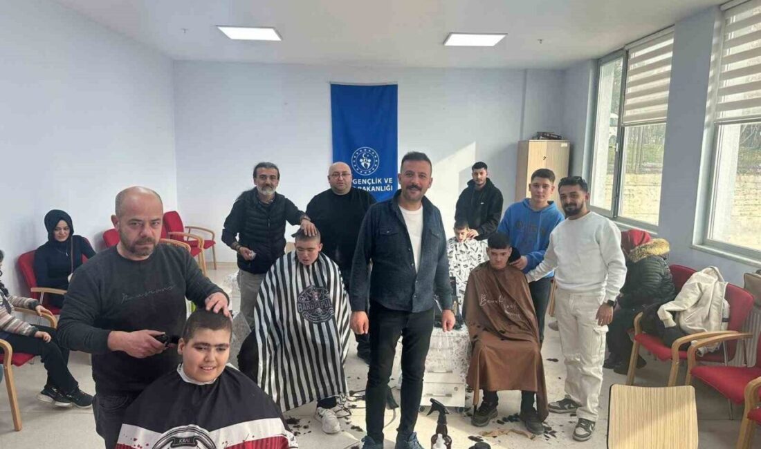 Kütahya’nın Tavşanlı ilçesinde engelli çocukların yüzlerini güldürmek ve yanlarında olduklarını