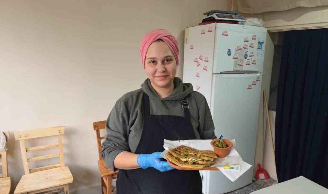 Kütahya’da açtığı işletmede geleneksel yöntemlerle gözleme yapan Asya Nil Şavk,