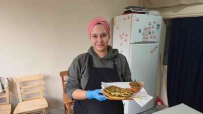 Kütahya’da açtığı işletmede geleneksel yöntemlerle gözleme yapan Asya Nil Şavk,