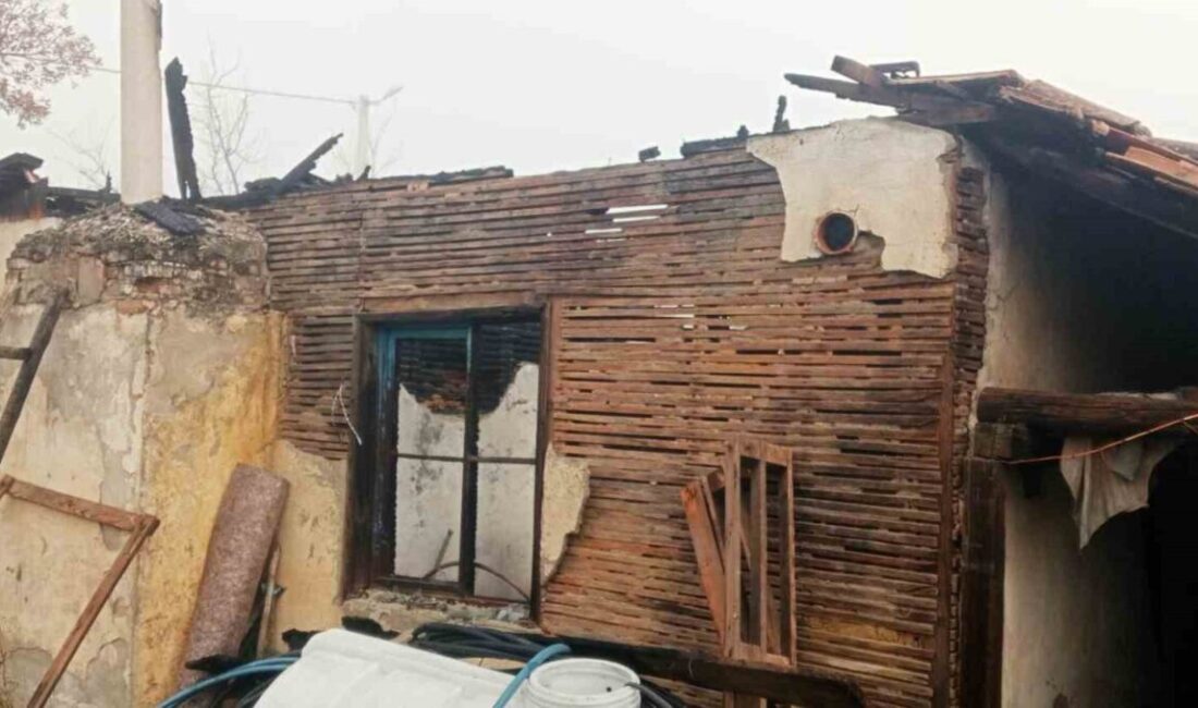Kütahya’nın Hisarcık ilçesi Hasanlar Köyünde çıkan yangında deprem konutu kullanılmaz