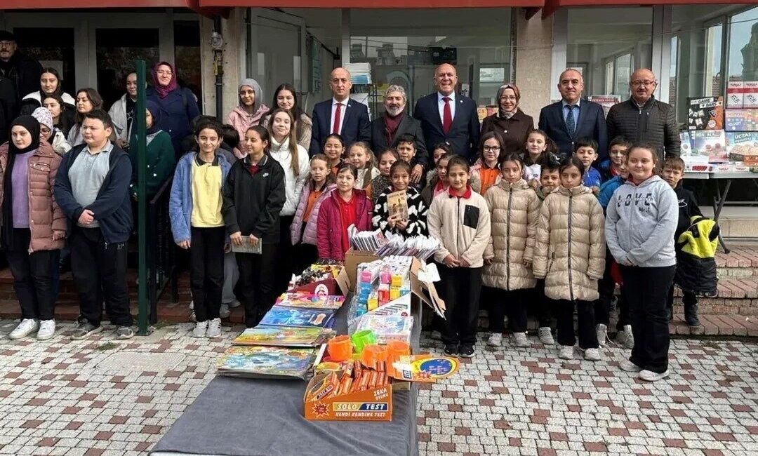 Kütahya’nın Hisarcık ilçesinde bu yıl birincisi düzenlenen kitap fuarında öğrenci-yazar