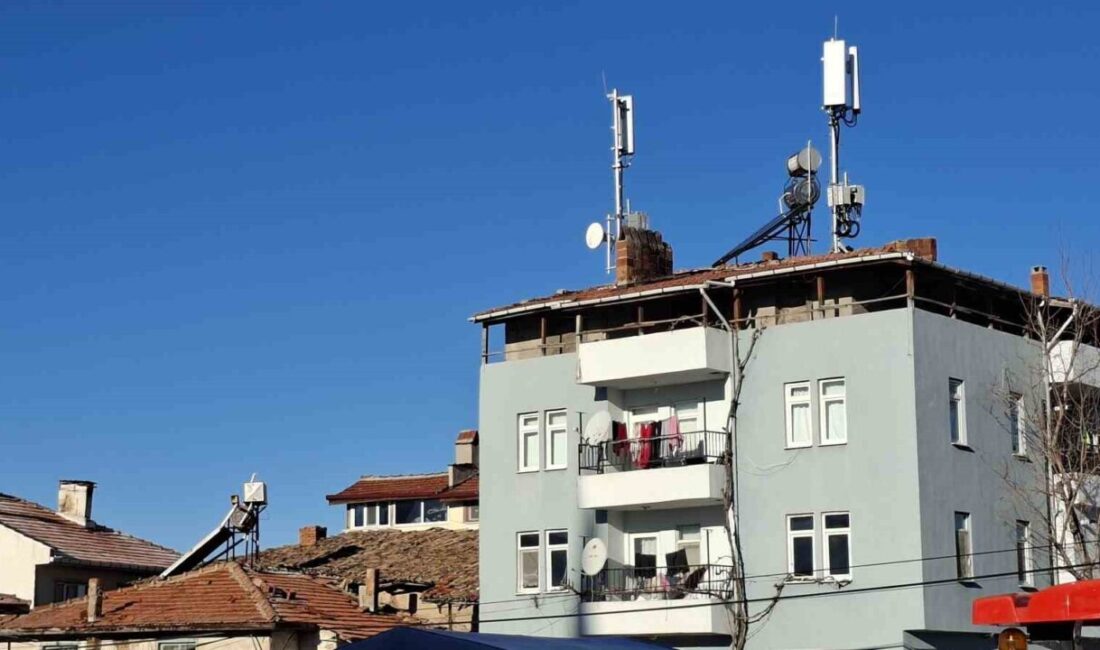 Kütahya’nın Hisarcık ilçesi Şehitler Mahallesi’nde bir binanın çatısına kurulan baz