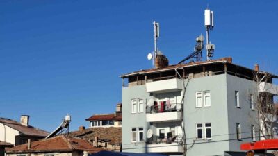 Kütahya’nın Hisarcık ilçesi Şehitler Mahallesi’nde bir binanın çatısına kurulan baz