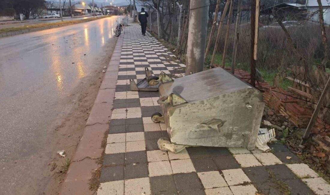Kütahya’nın Hisarcık ilçesinde sürücüsünün kontrolünden çıkan motosiklet kaldırımdaki çöp konteynerine