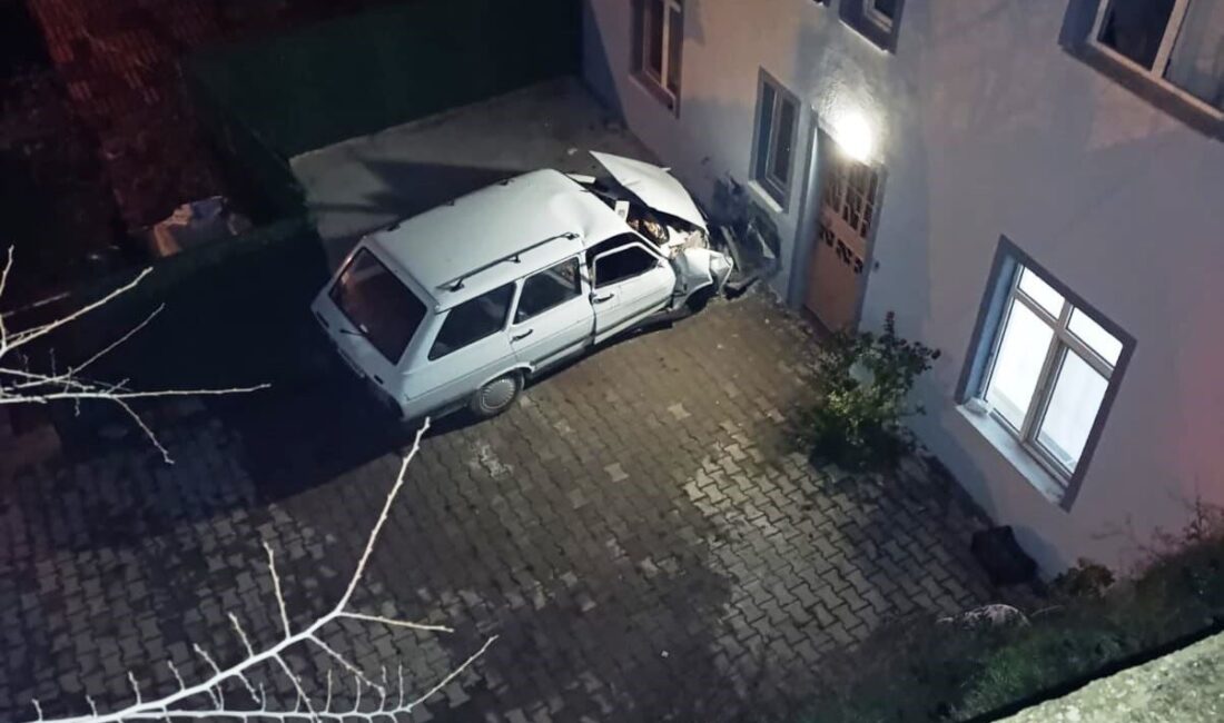 Kütahya’nın Hisarcık ilçesinde kontrolden çıkan otomobilin evin duvarına çarptığı kazada