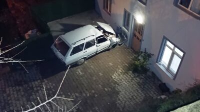 Kütahya’nın Hisarcık ilçesinde kontrolden çıkan otomobilin evin duvarına çarptığı kazada
