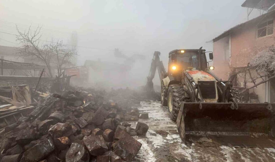 Kütahya’nın Domaniç ilçesine bağlı Bükerler köyünde sabaha karşı çıkan yangın,