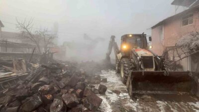 Kütahya’nın Domaniç ilçesine bağlı Bükerler köyünde sabaha karşı çıkan yangın,