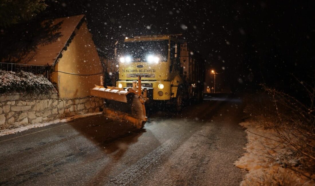 Kütahya’da etkili olan kar yağışının ardından belediye ekipleri, kent genelinde