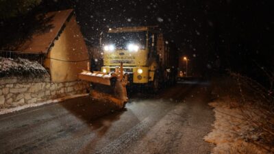 Kütahya’da etkili olan kar yağışının ardından belediye ekipleri, kent genelinde