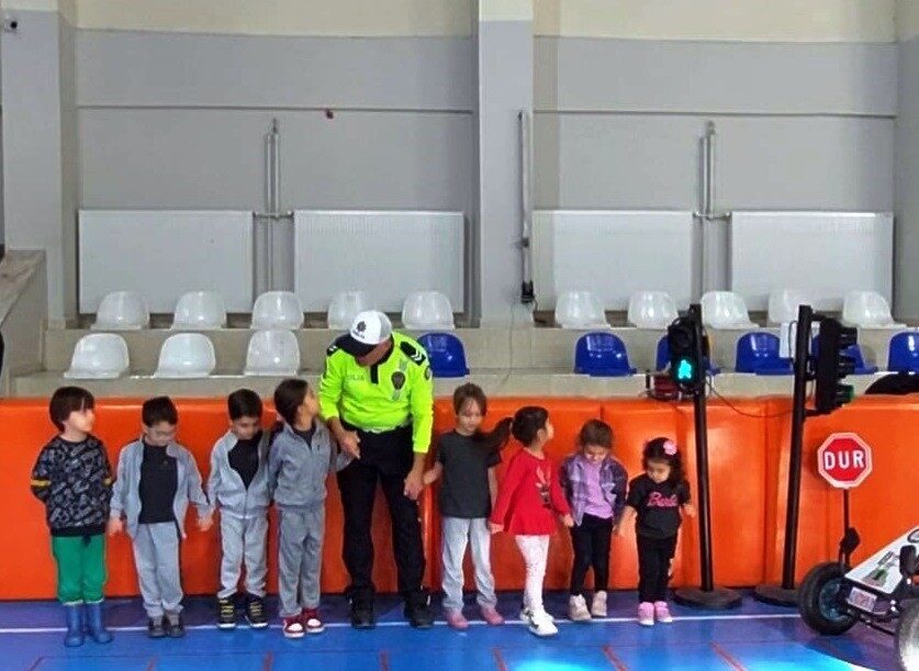 Kütahya İl Emniyet Müdürlüğü trafik birimleri tarafından Simav ilçesinde öğrenci