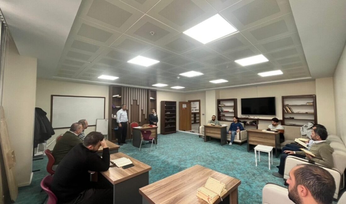 Kütahya İl Müftü Yardımcısı Gülay Demirci, müftülük hizmet binasında düzenlenen