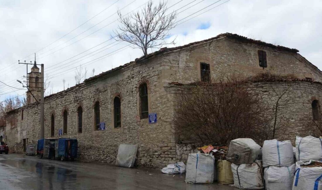 Kütahya Valisi Musa Işın, kentte bulunan tarihi kilisenin restorasyonu ve